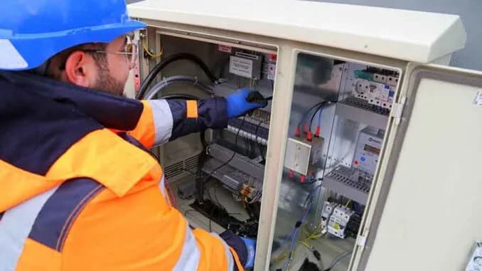 Imagen del proceso de trabajo del electricista